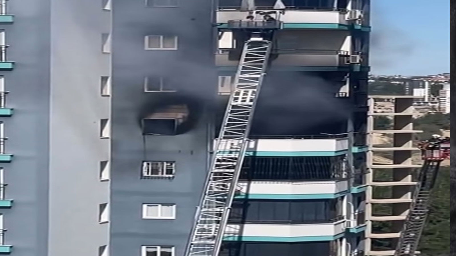 Baba ile bebeğinin kurtarıldığı yangını, komşuları çıkarmış