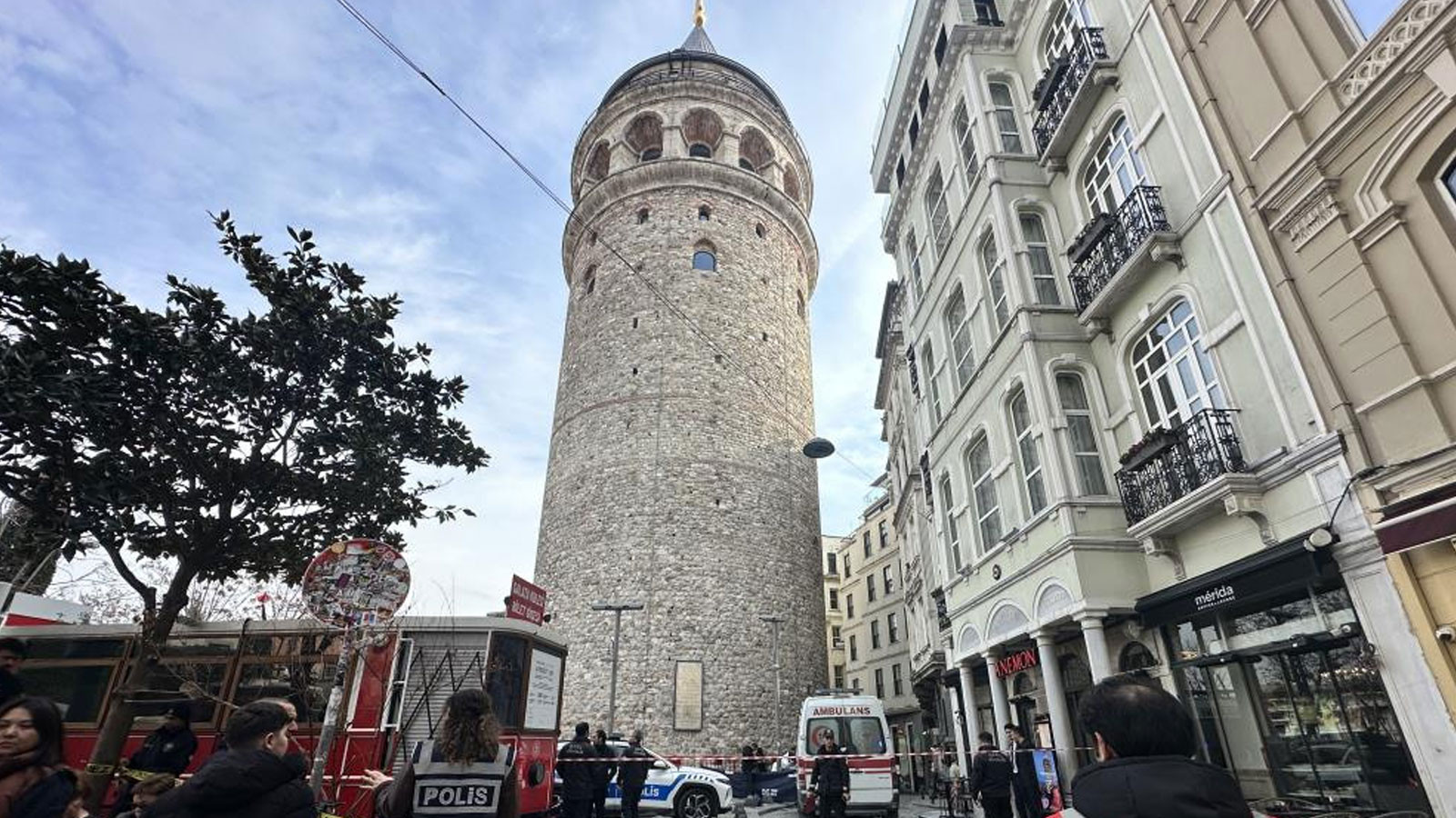 Galata Kulesi'nden atlayan genç kadın hayatını kaybetti