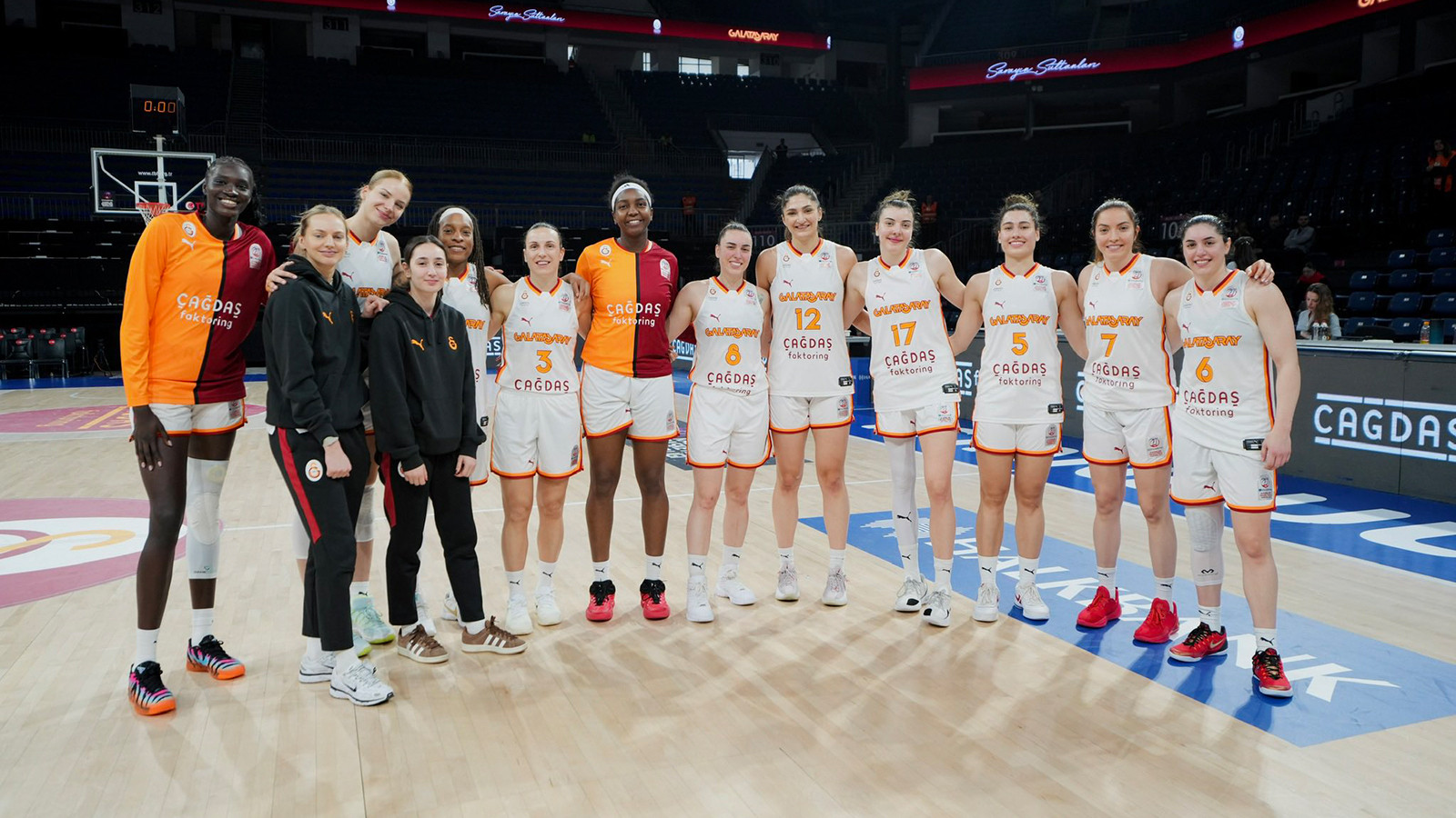 Galatasaray play-off serisinde öne geçti