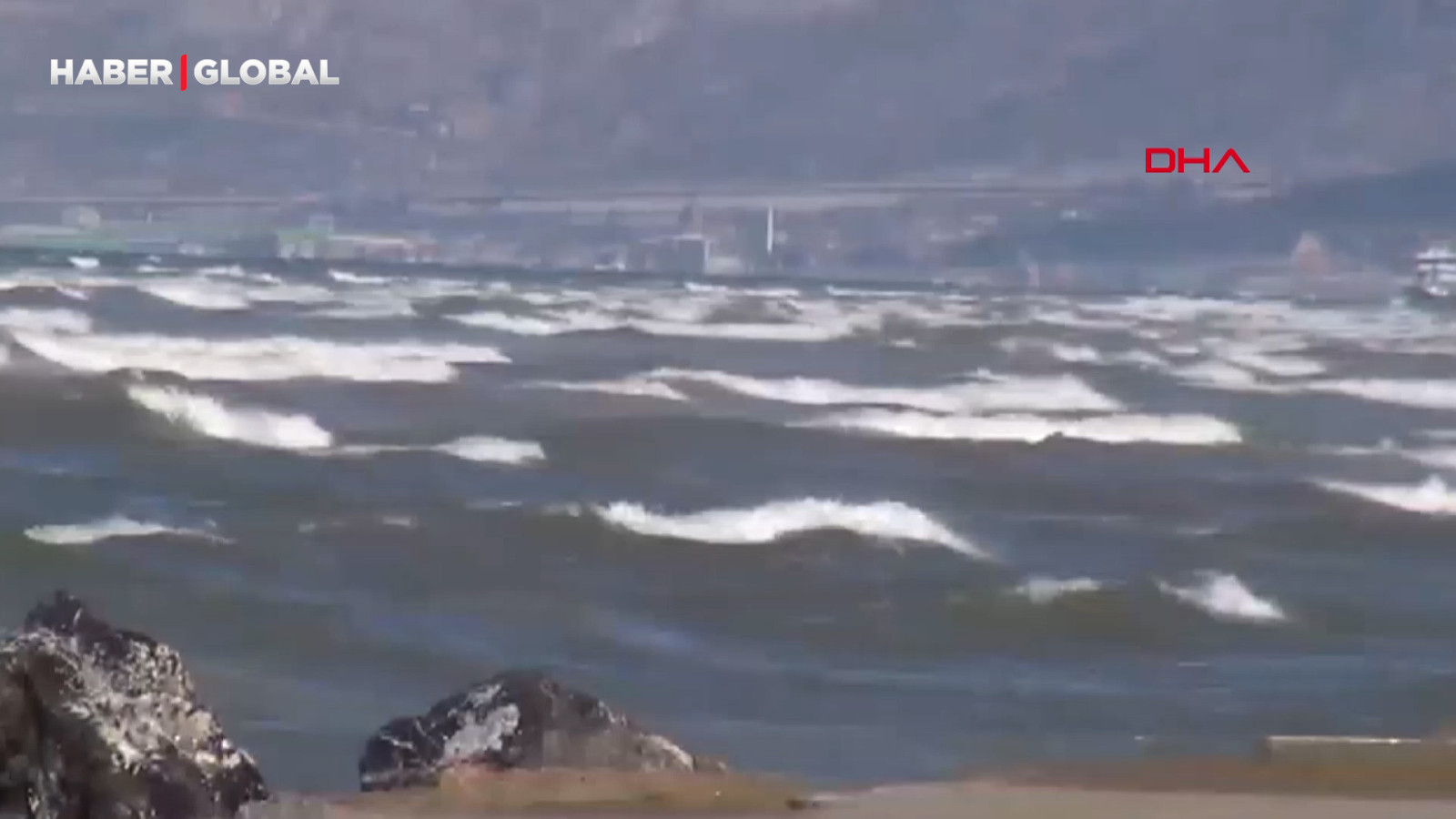 Hatay'da deniz suyu çekildi, "Akıllara deprem geliyor"