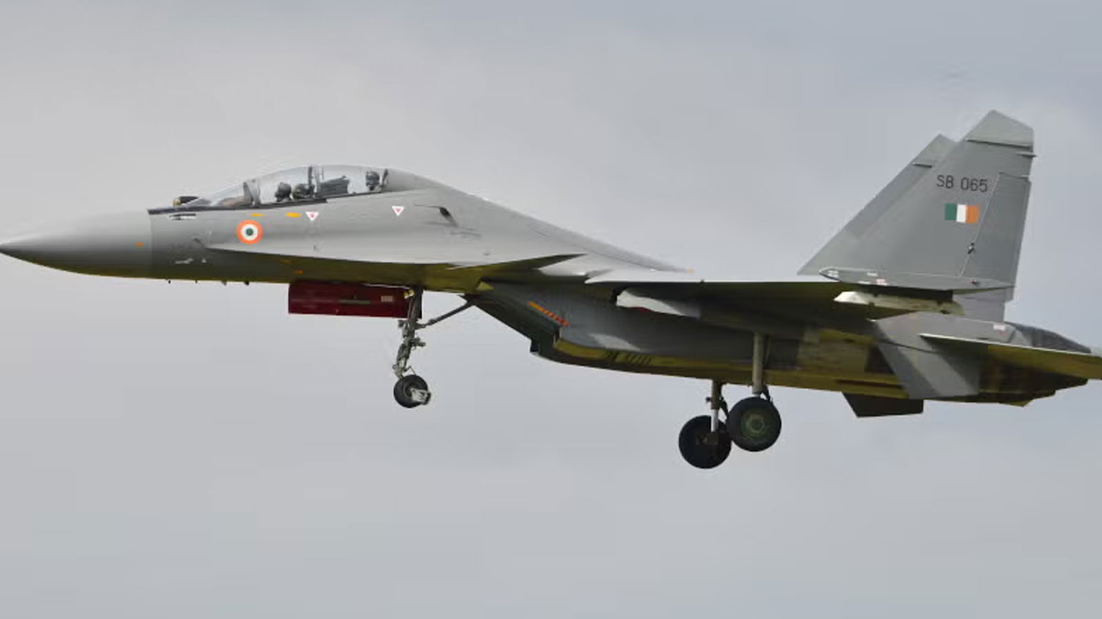 Hindistan'da savaş uçağı düştü