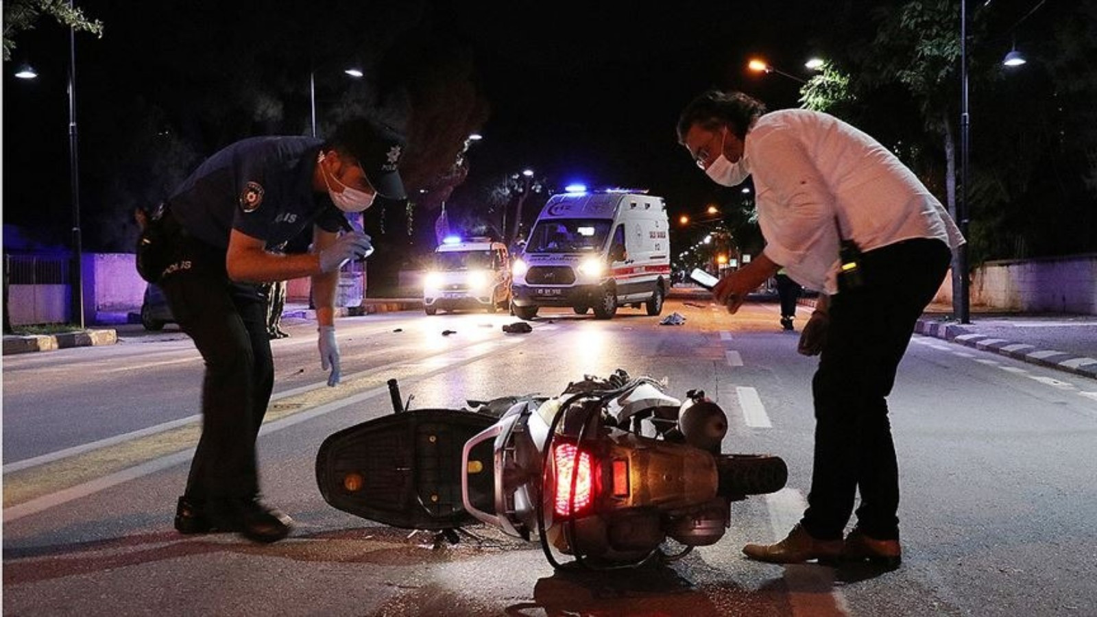 İzmir'de otomobilin çarptığı motosikletli yaralandı