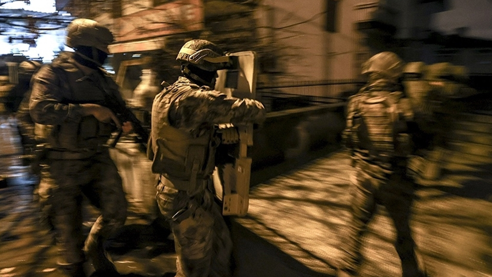 Tehdit ve iş yerlerine silahlı saldırı! İstanbul'da 10 çete üyesi gözaltına alındı