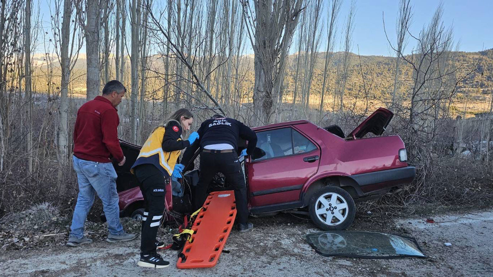 Antalya'da feci kaza! Ağaca çarpan otomobildeki 2 kişi öldü
