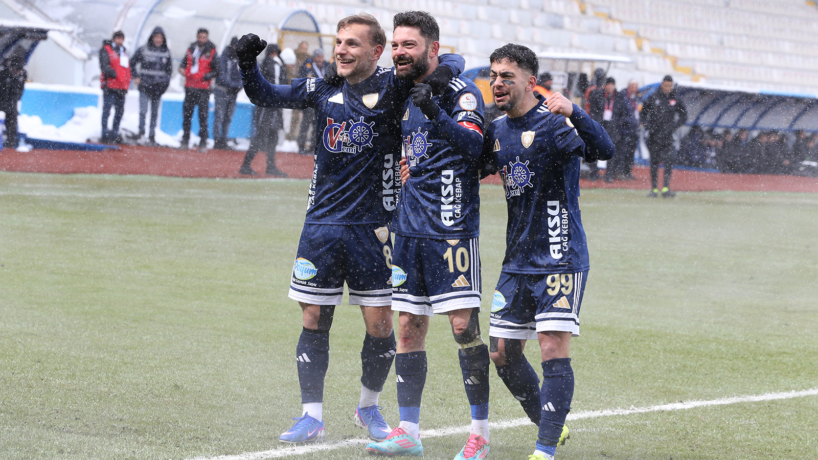 Erzurumspor, Manisa FK'nın gözünün yaşına bakmadı: 8-1