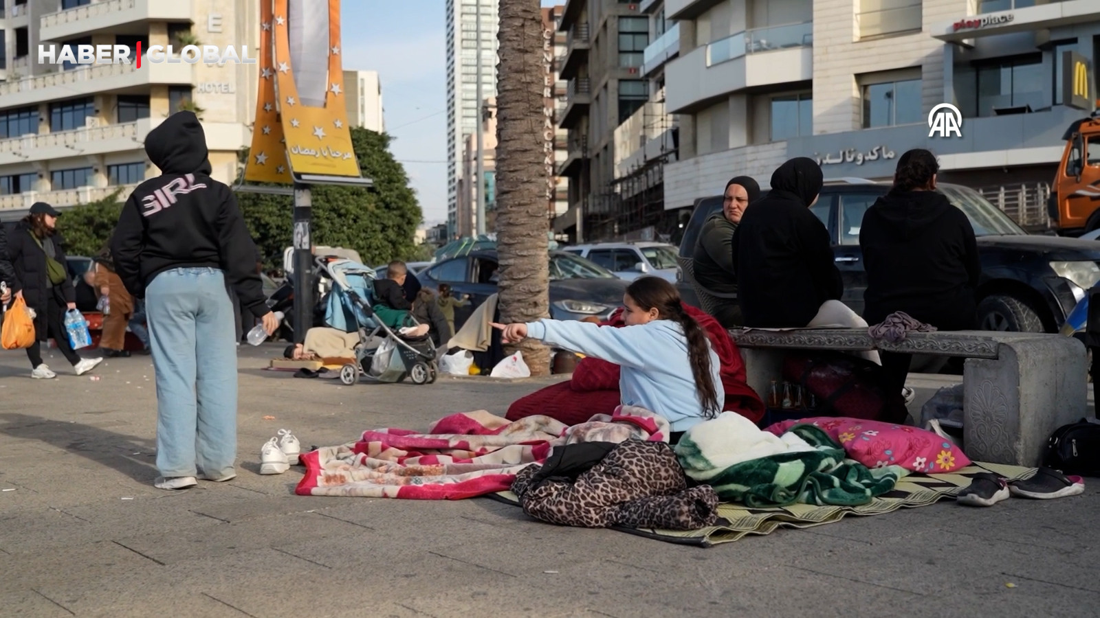 İsrail saldırıları nedeniyle evlerinden kaçan Lübnanlılar, sokakta yaşıyor.