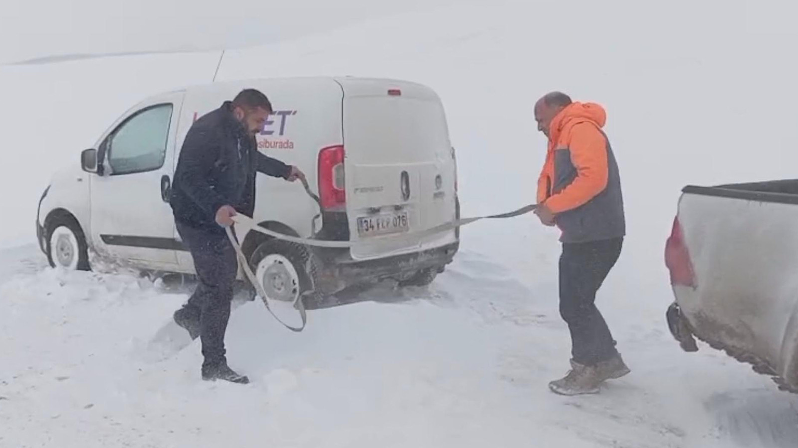 Kar yağışı devam ediyor! Yollar kapandı, sürücüler mahsur kaldı