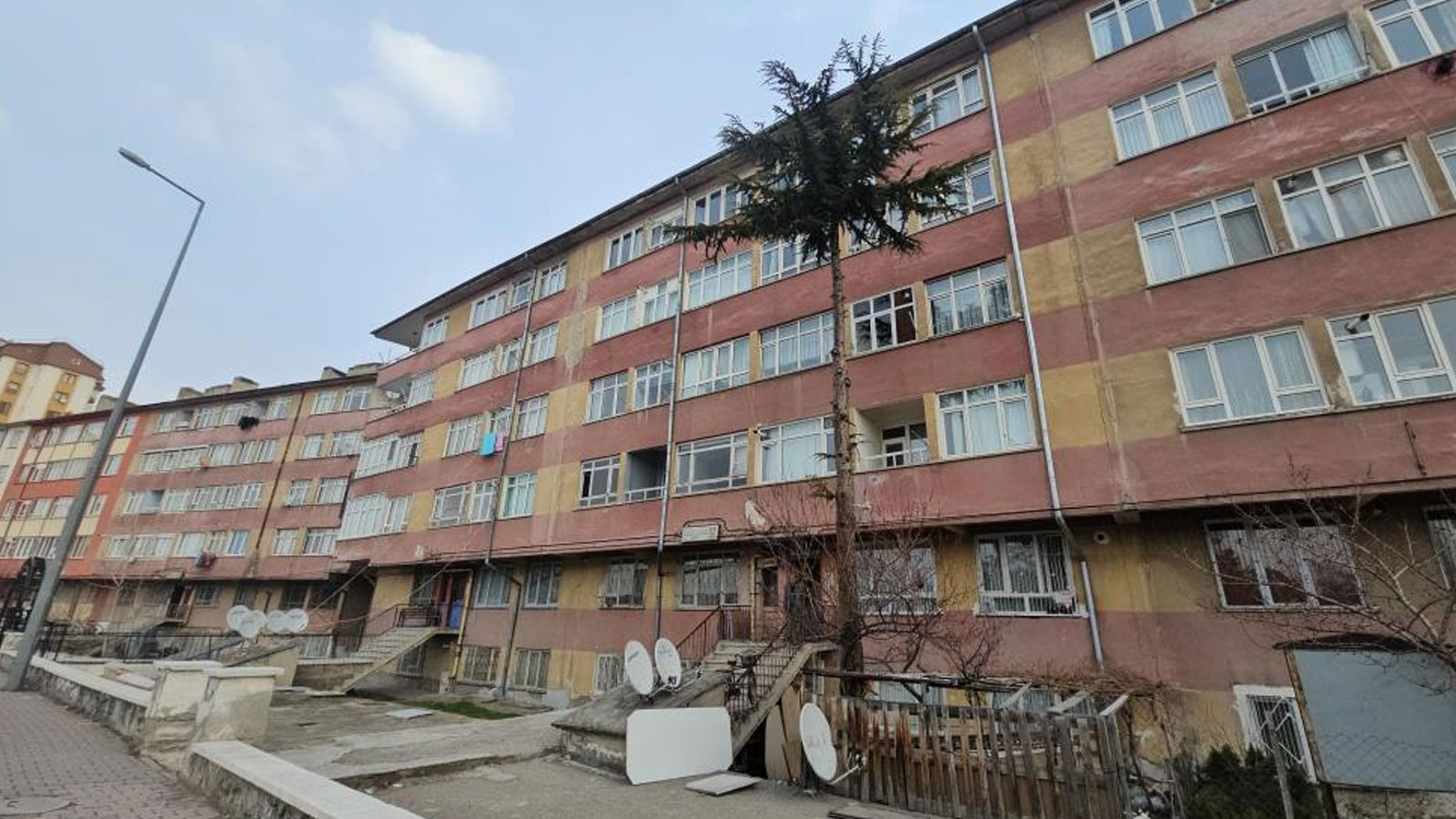 Kayseri'de 5. kattan atlayan bir kişi yaşamını yitirdi