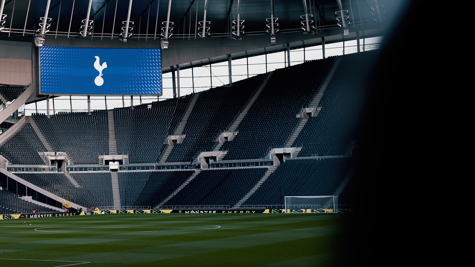 Tottenham'ın stadındaki iftarda ezanı Türk imam okudu