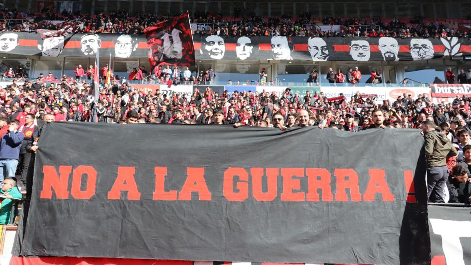 Eskişehirspor taraftarı, İspanya'ya selam gönderdi