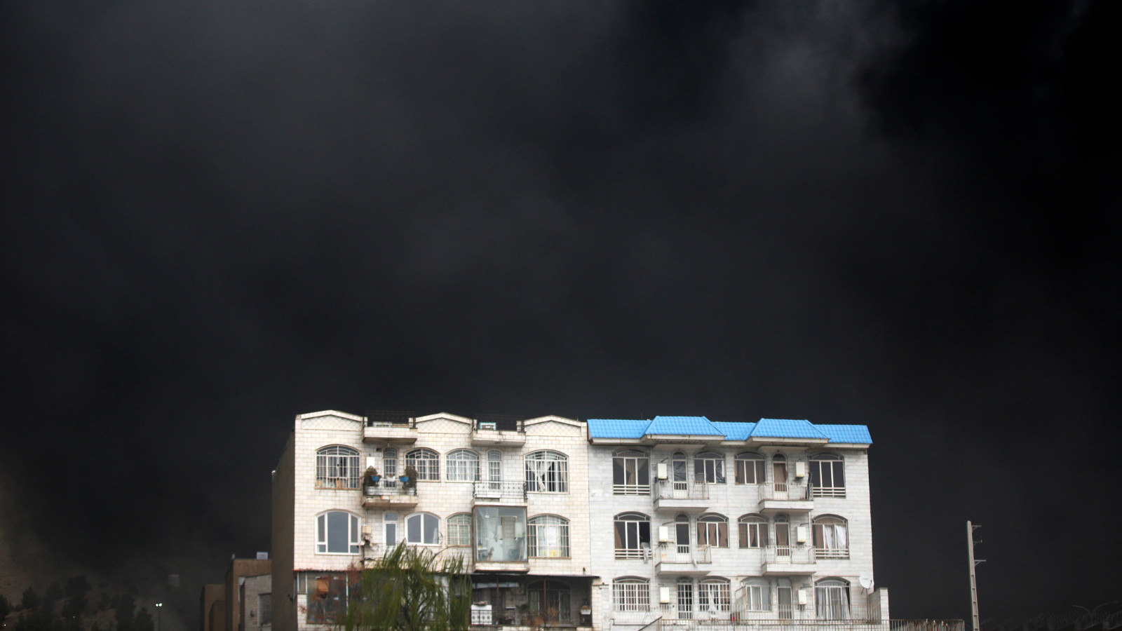 Gökyüzü simsiyah oldu, Tahran'a zehir yağıyor