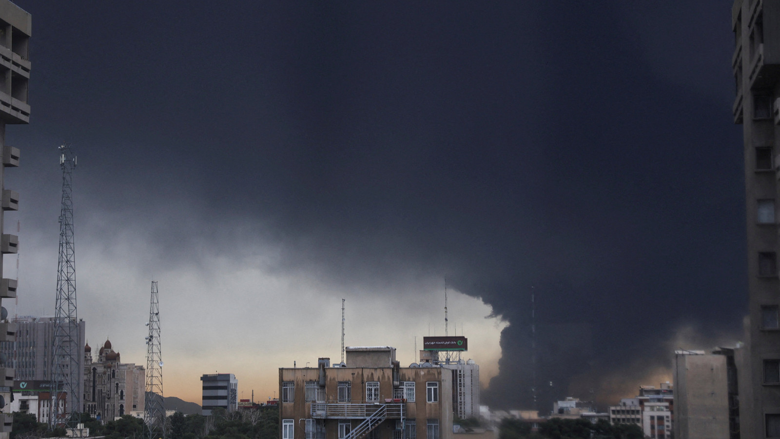 İran'da zehirli yağmur uyarısı: Gökyüzünü siyah bulutlar kapladı