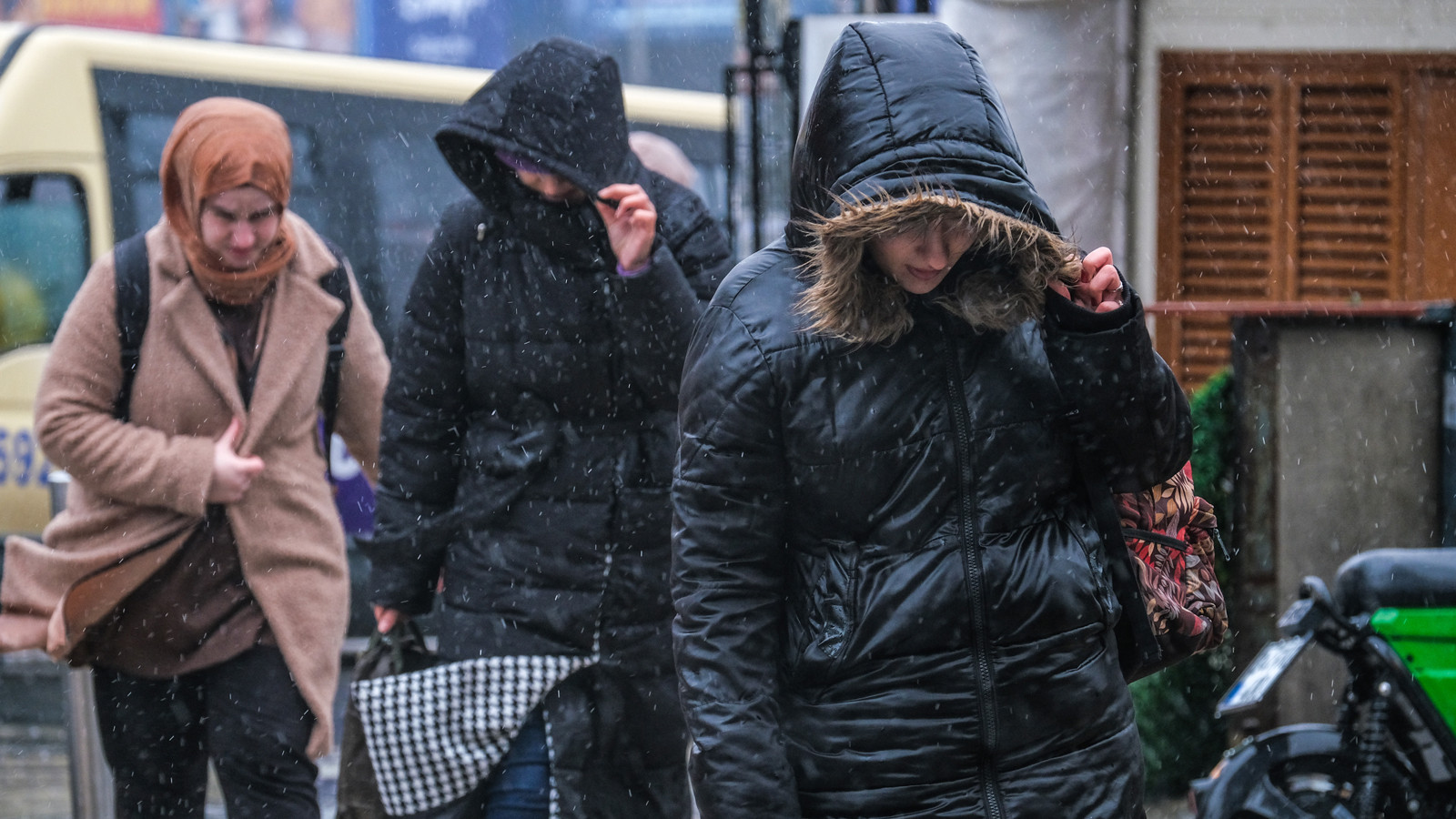 Meteoroloji İstanbul dahil 6 il için alarm verdi: Kar, sağanak ve fırtına geliyor