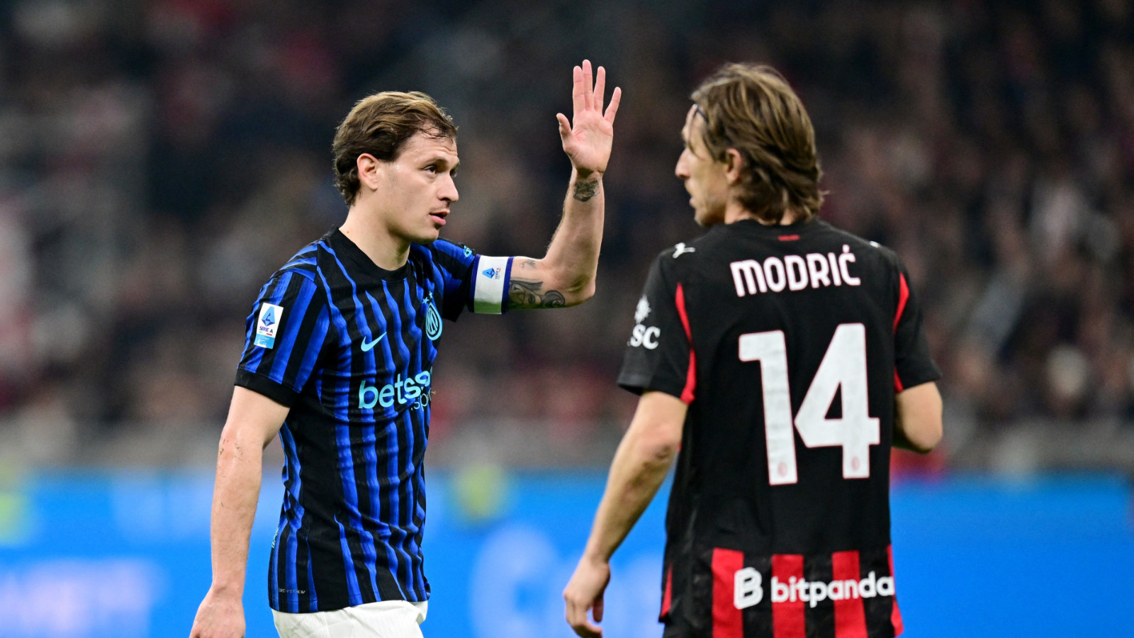 Milan, Inter'i yenerek puan farkını indirdi