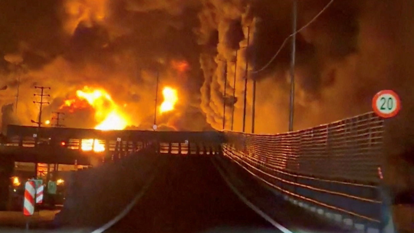 Tahran'da petrol depolama alanları vuruldu; benzin istasyonlarında kuyruk oluştu