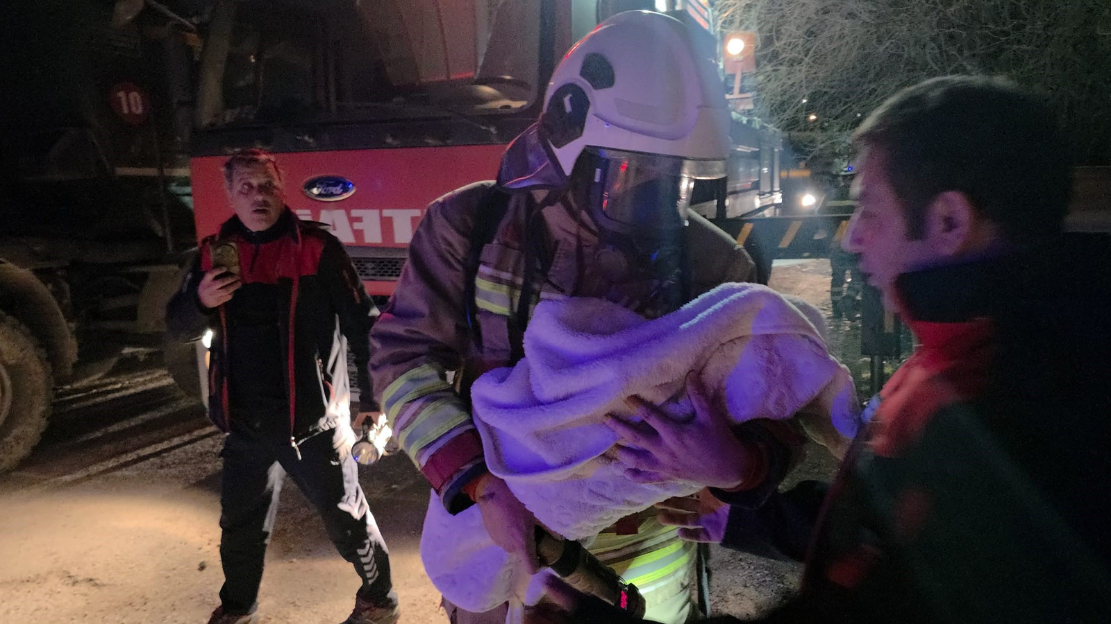 Yangın çıkan apartmanda can pazarı: 30 kişiyi itfaiye kurtardı