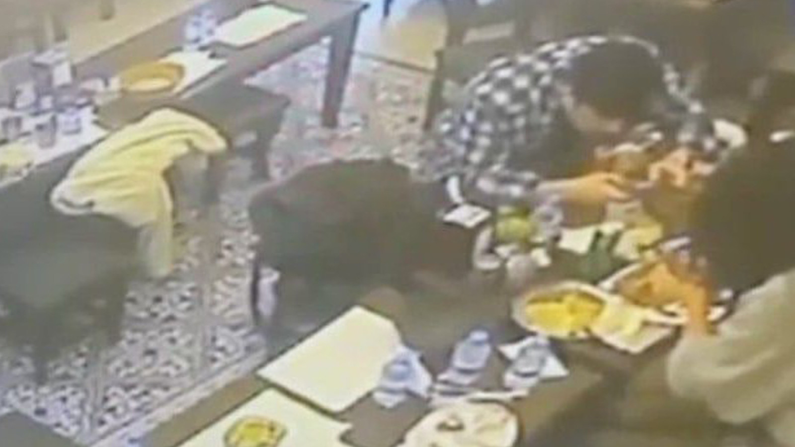 Yer İstanbul Taksim... Yemekten çıkan böcek müşterinin dudağını ısırdı