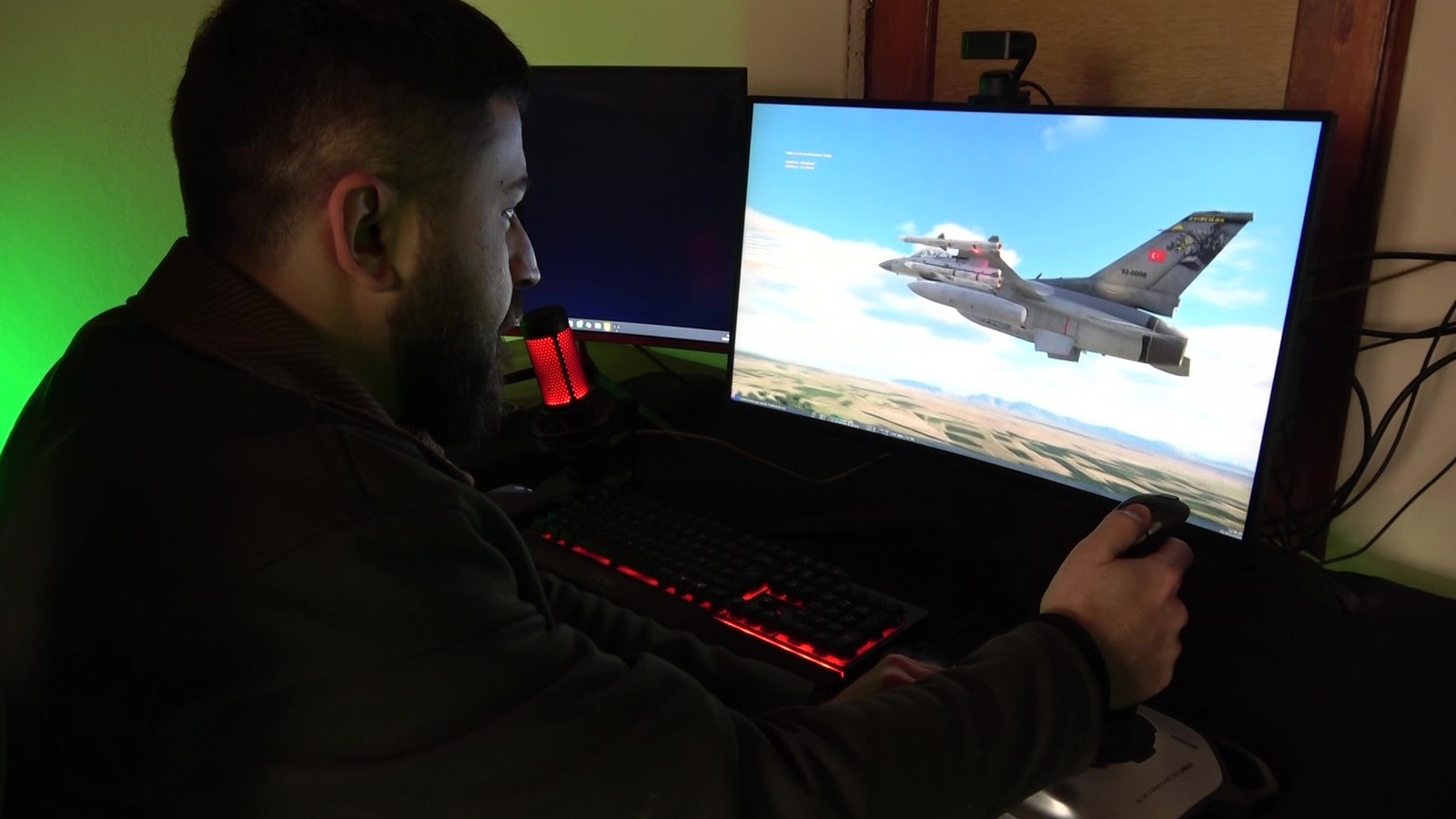 Youtuber gençten çatı katından sanal F-16 eğitimi