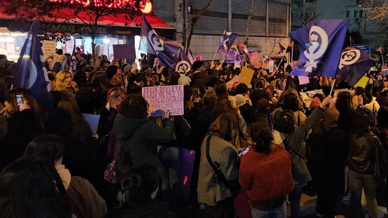 Beyoğlu'nda yasak dinlemeyen 5 gösterici gözaltına alındı