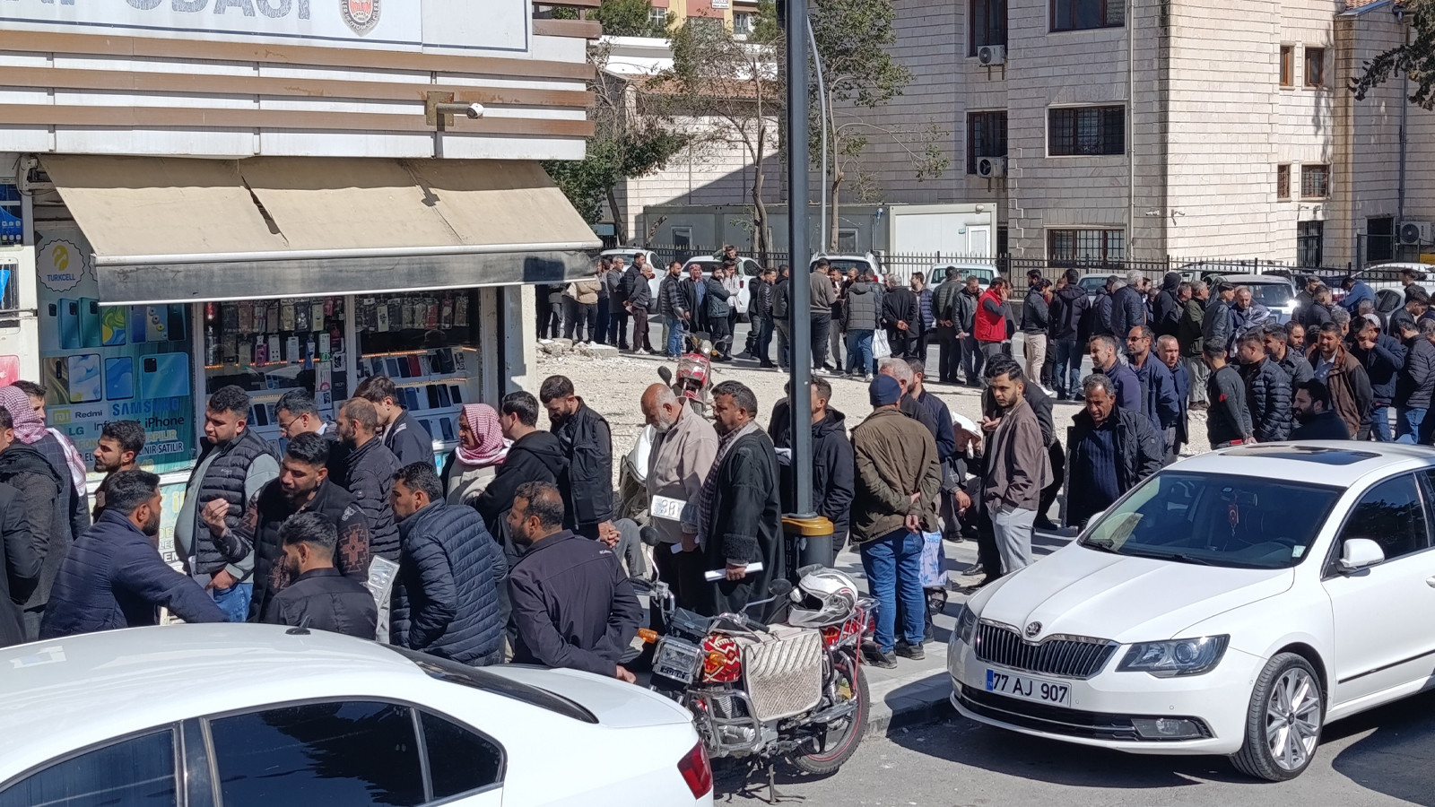 Bu da APP kuyruğu... 140 bin lira ceza yememek için akın ettiler!