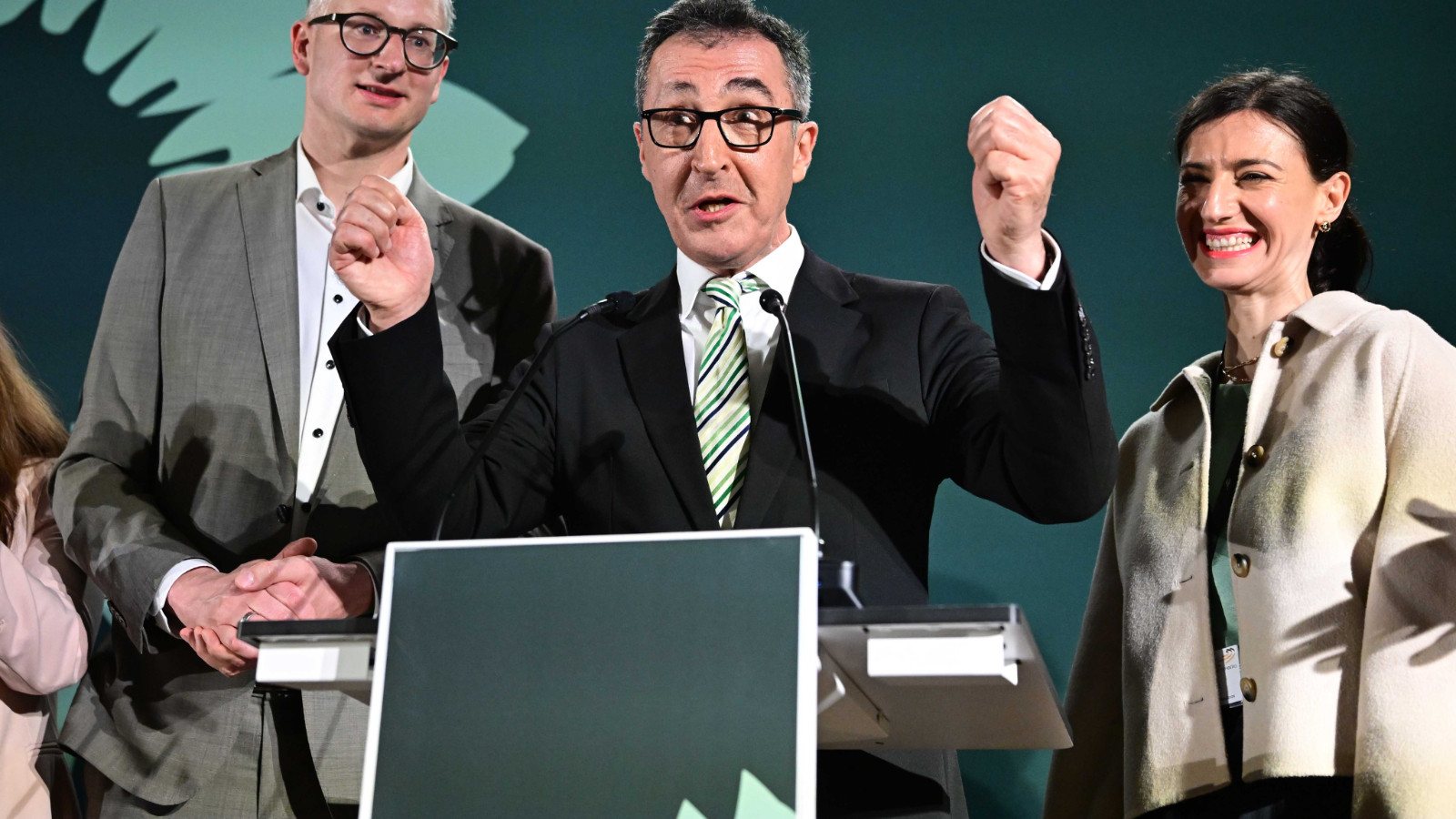 Cem Özdemir Almanya'da bir eyaletin başına geçen ilk Türk kökenli Alman olmak üzere