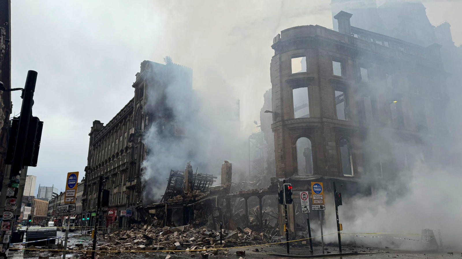 Glasgow'daki tren istasyonunda çıkan yangın nedeniyle bir bina yıkıldı