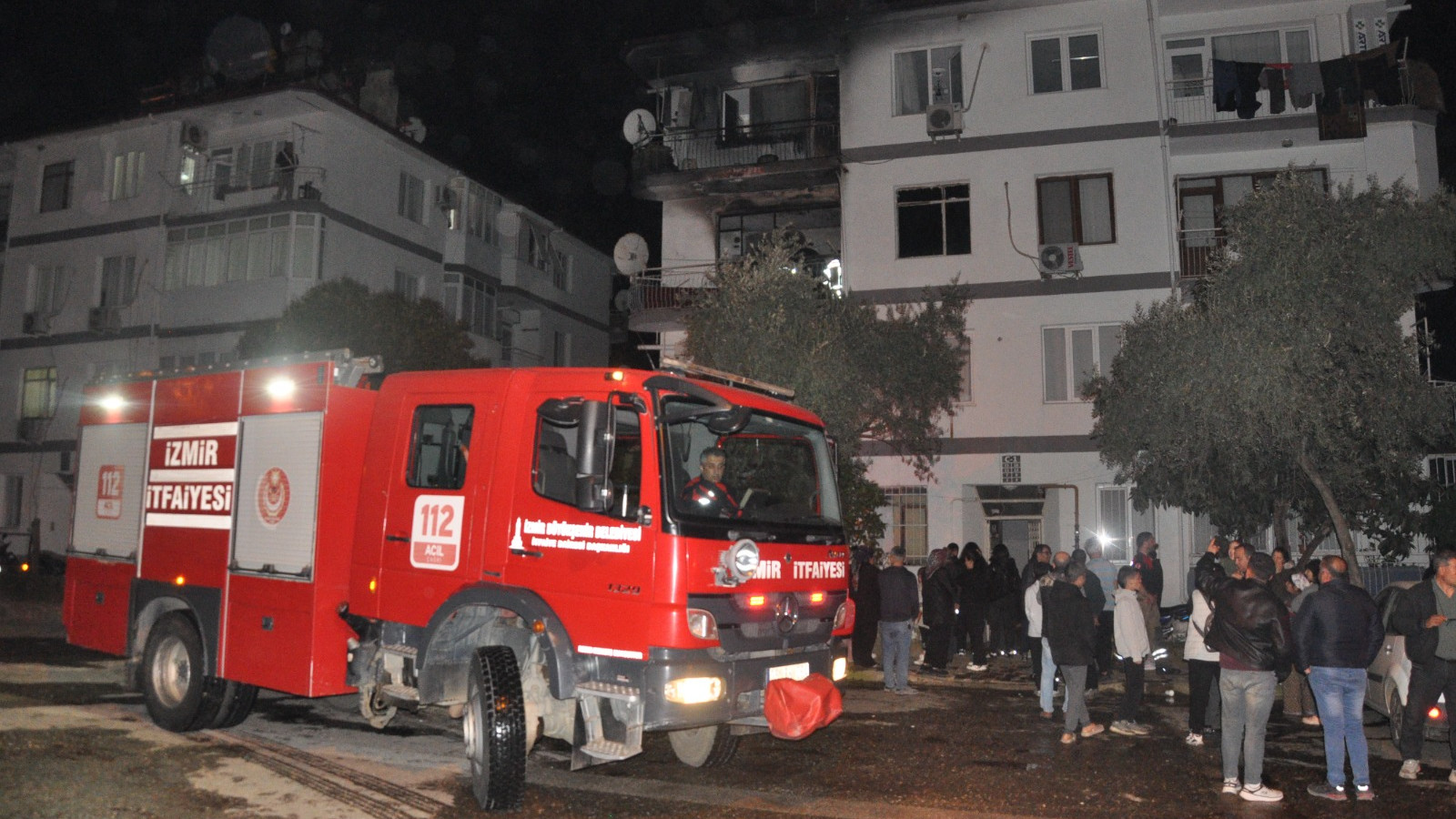 İzmir'de annesini hastaneye götüren kişinin evinde çıkan yangında hasar oluştu