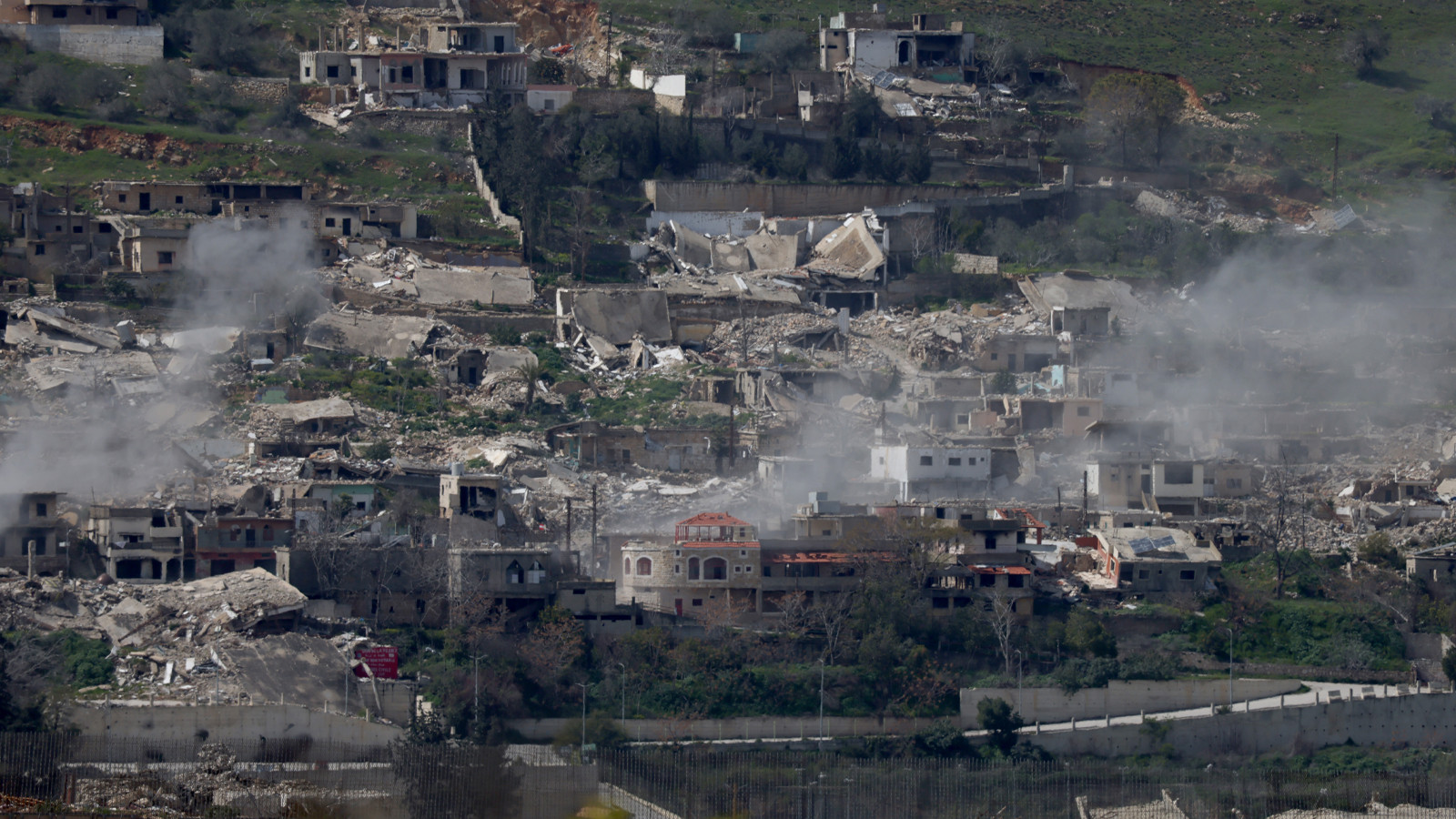 Lübnan'da parlamento seçimleri iki yıl ertelendi
