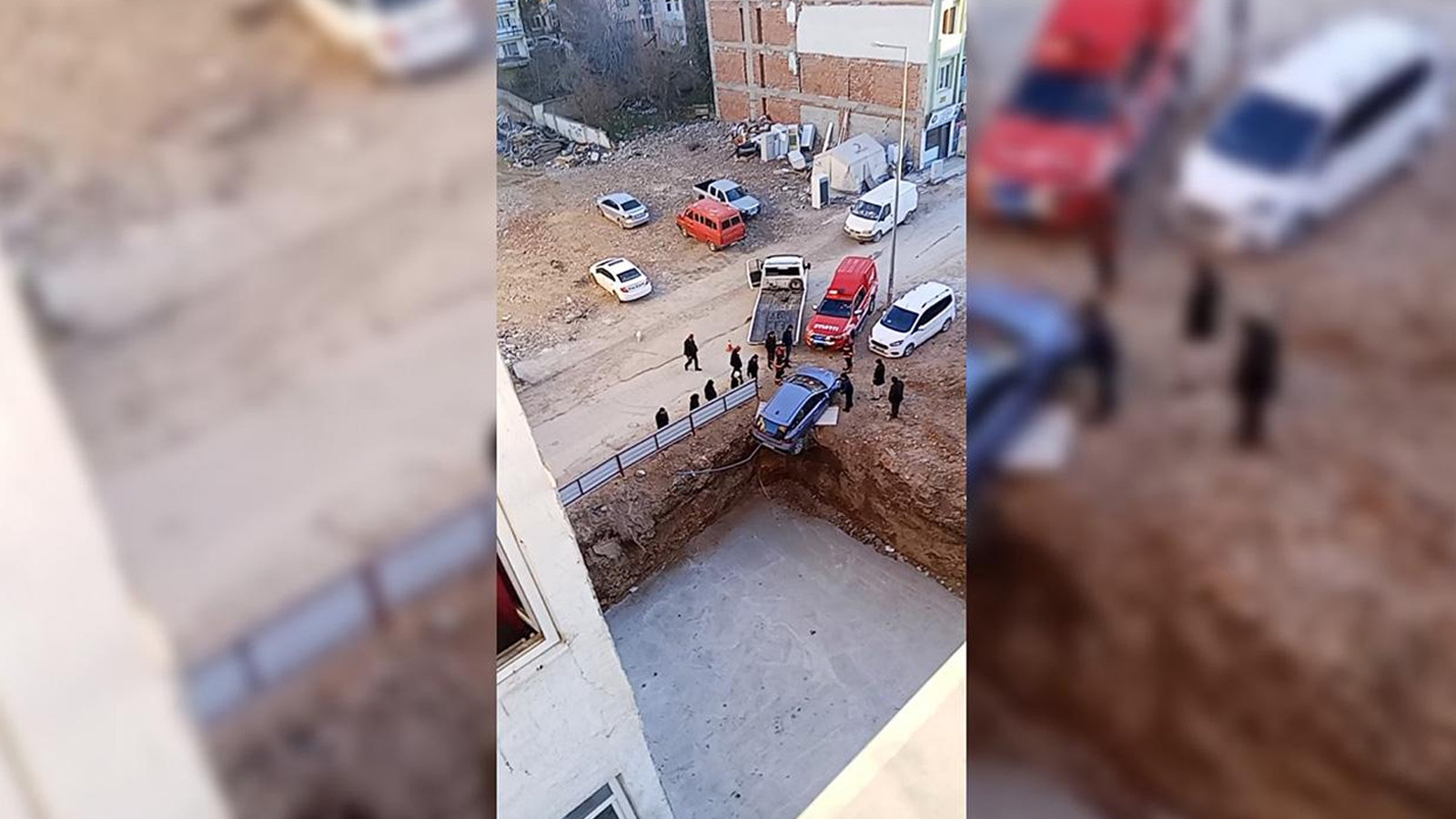 Otomobil 4 metrelik inşaat temelinin kenarında asılı kaldı