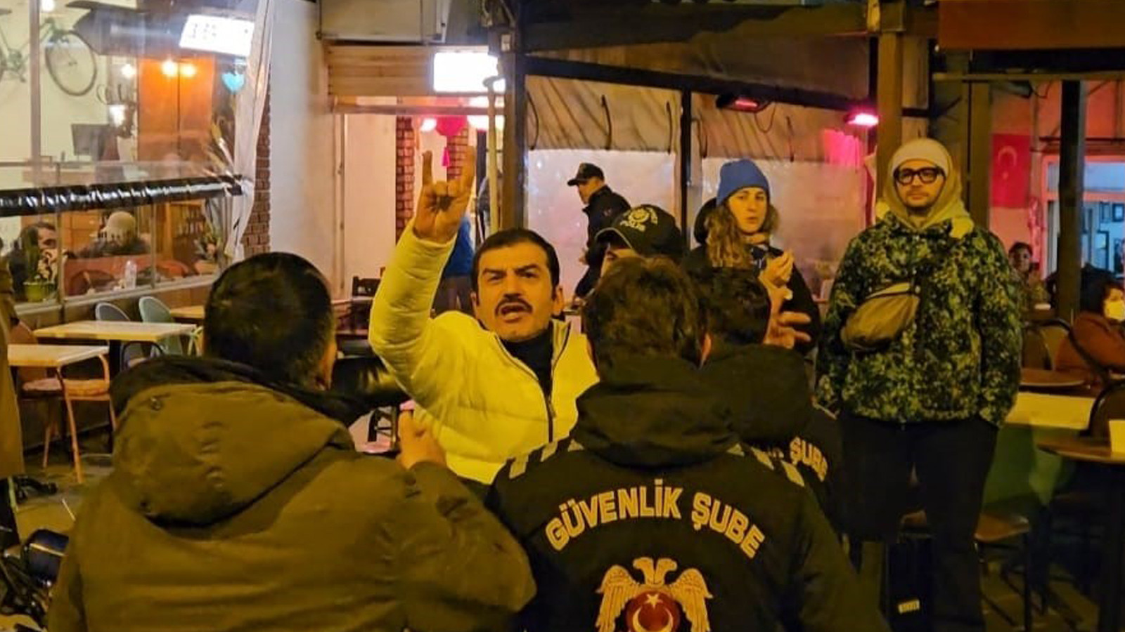 Oyuncu Ufuk Bayraktar 8 Mart Dünya Kadınlar Günü yürüyüşünde olay çıkardı