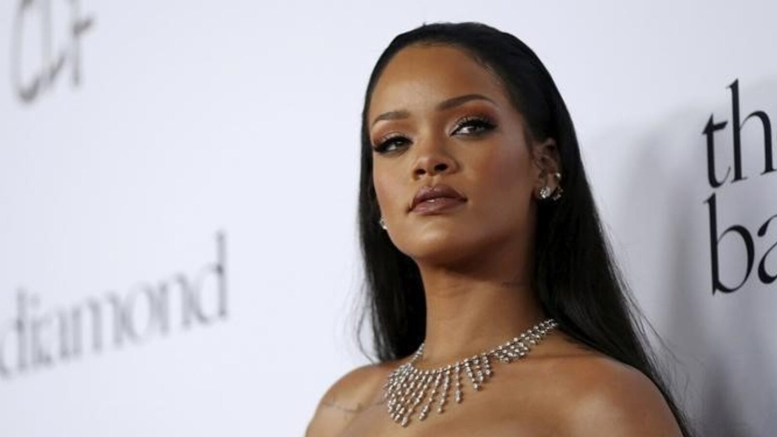 Ünlü şarkıcı Rihanna'nın evine silahlı saldırı düzenlendi