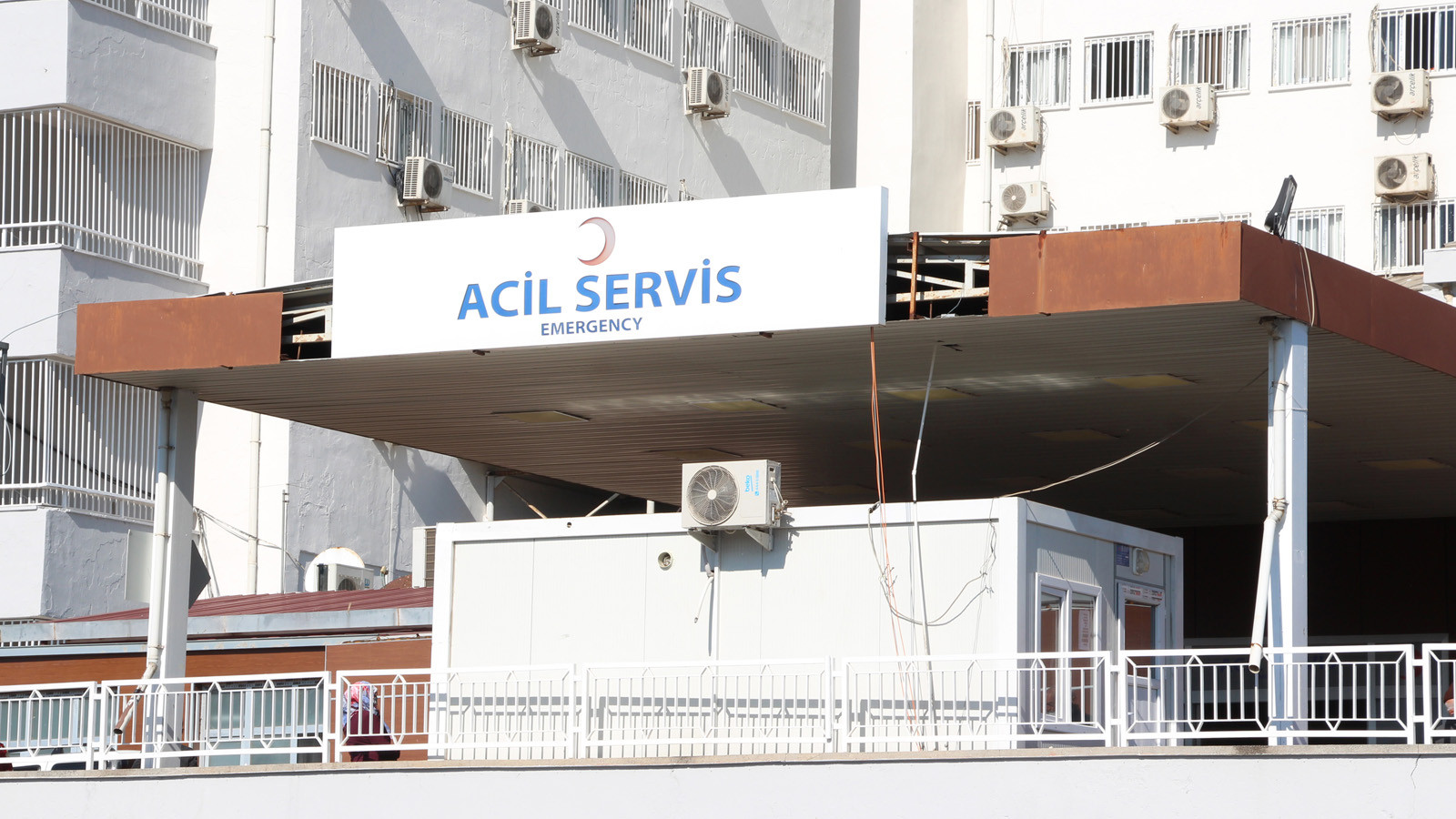 Ehliyetsiz sürücü 'Dur' ihtarına uymadı, 2 polisi yaraladı