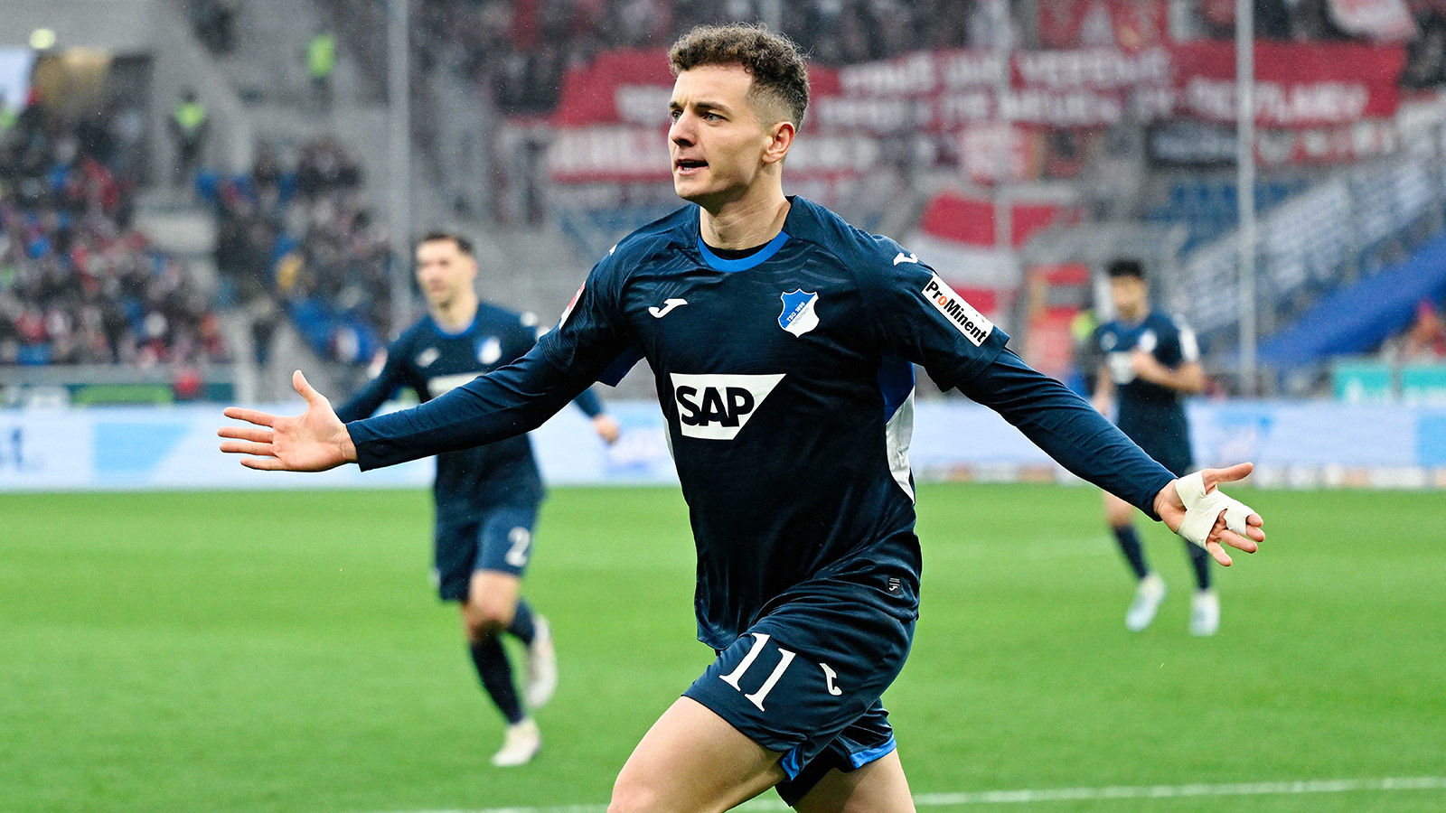 Fenerbahçe, Kosovalı golcü Asllani için Chelsea ile yarış halinde