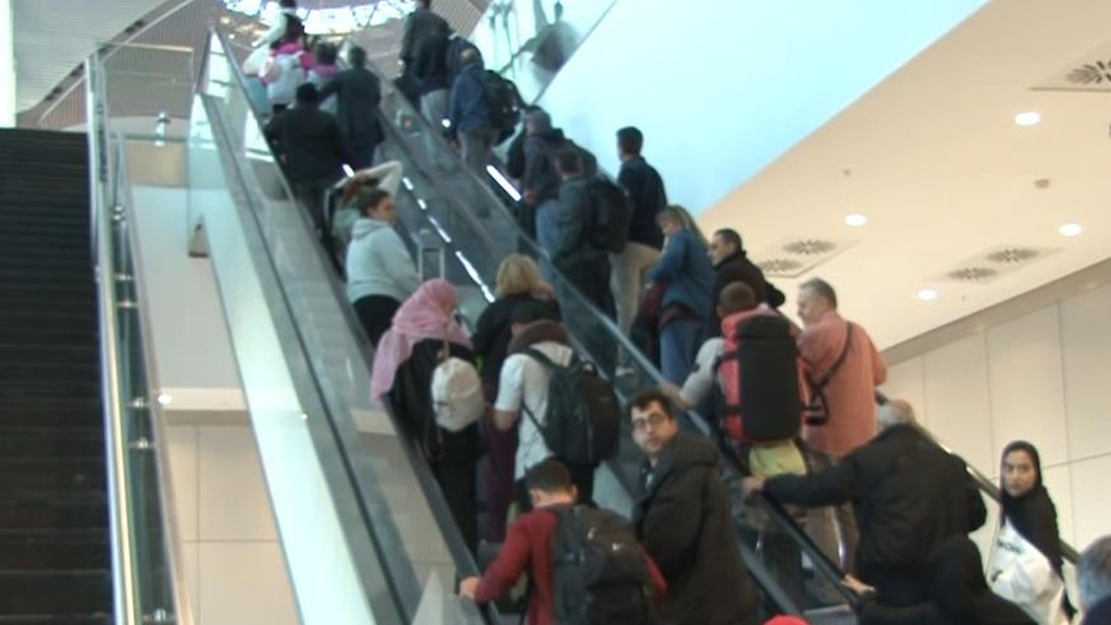 Katar'da mahsur kalan Türk vatandaşları Türkiye'ye döndü