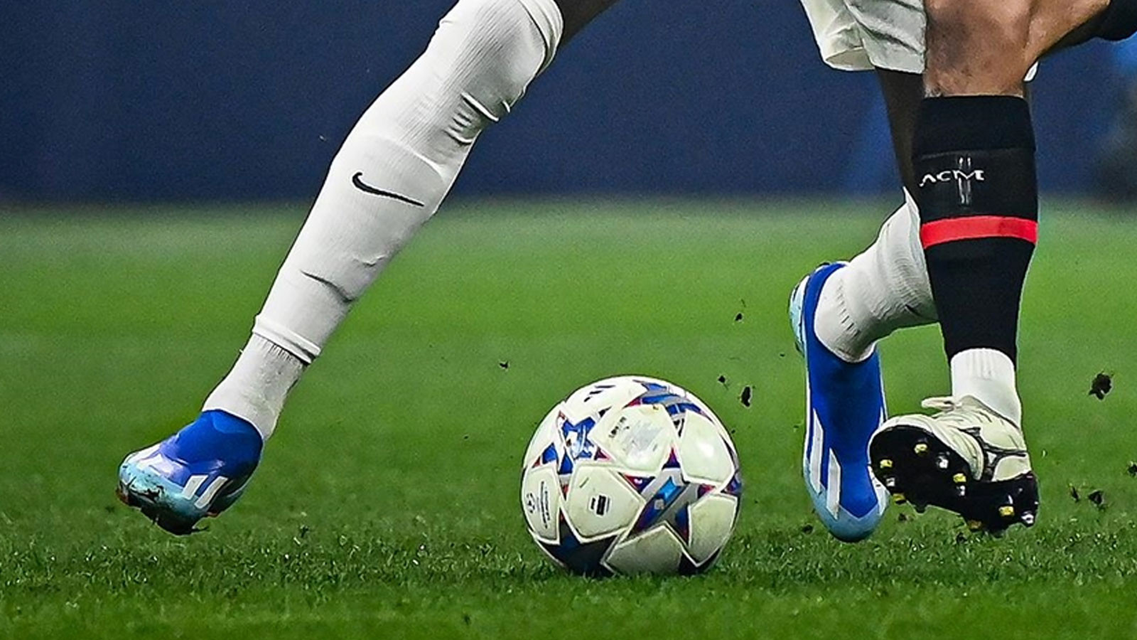 Maskeli taraftar maçta VAR monitörünün fişini çekti