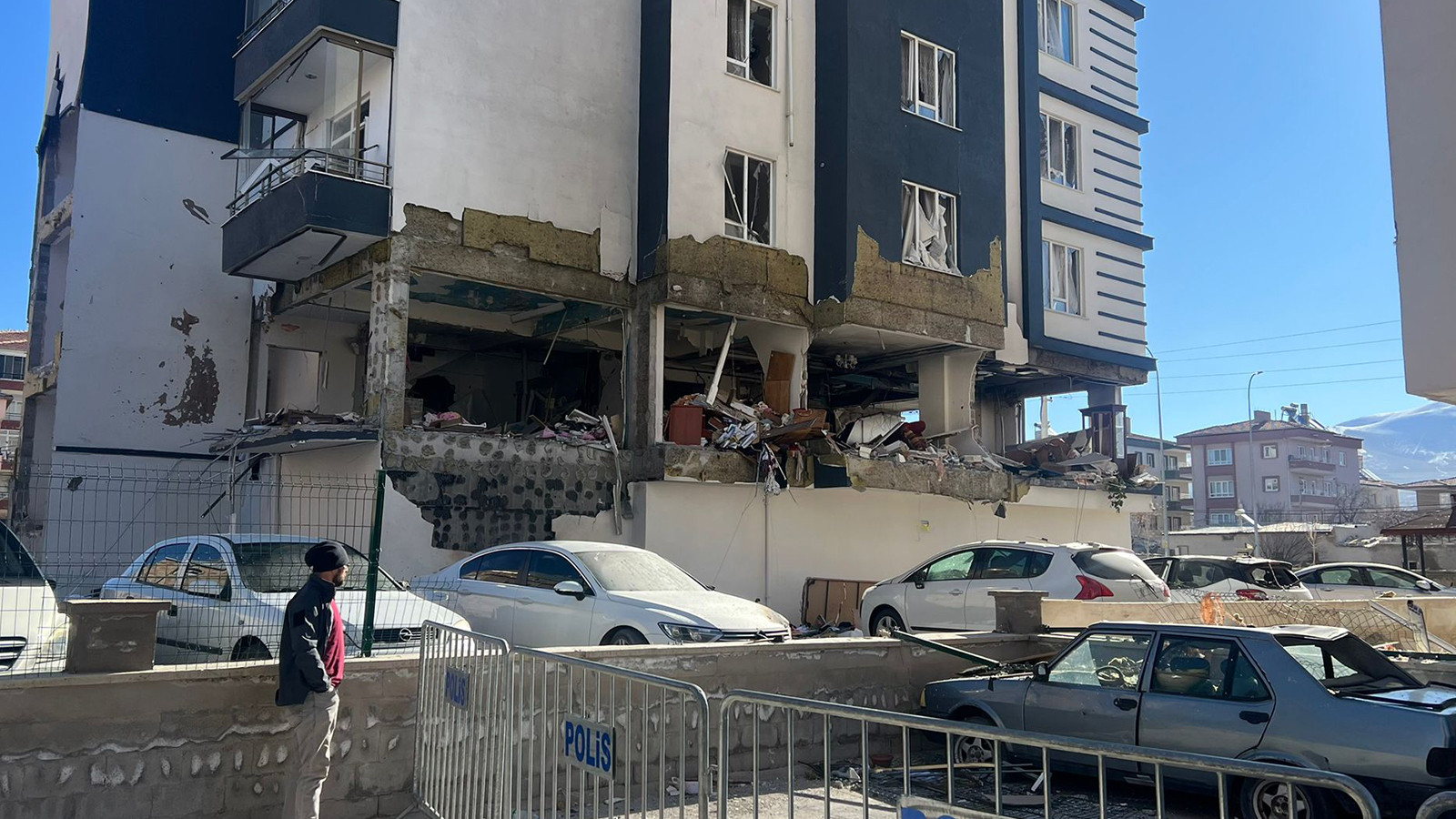 Niğde'de 16 kişinin yaralandığı patlamada büyük hasar