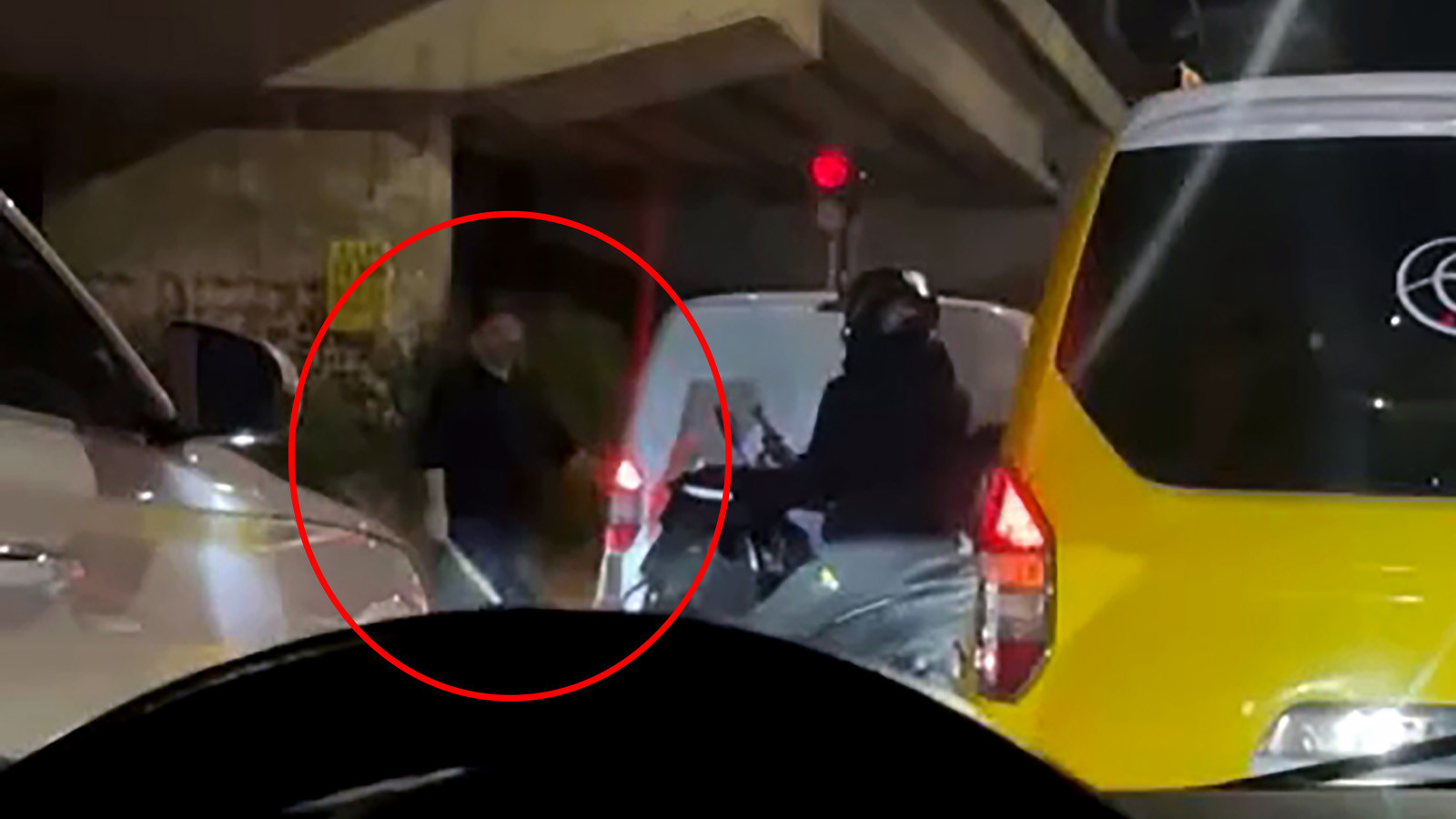 Sopayla aracından indi, tutuklandı; 201 bin lira ceza kesildi