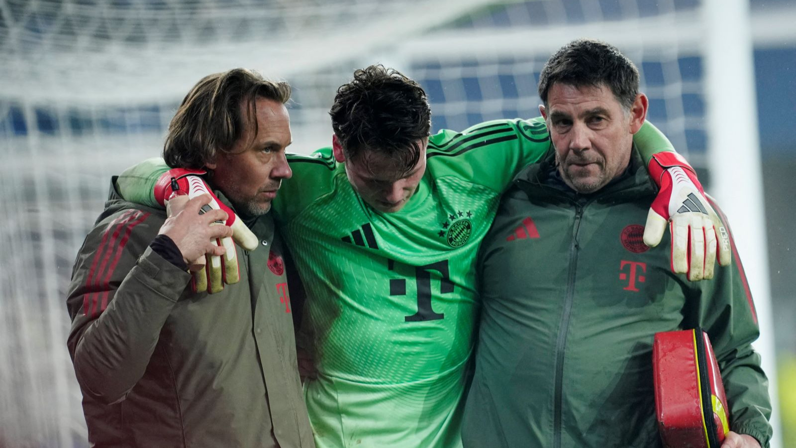 Bayern Münih kalecisiz kaldı: As kaleci göremiyor, yedeği 2 yıldır forma giymedi, üçüncü kaleci 16 yaşında!