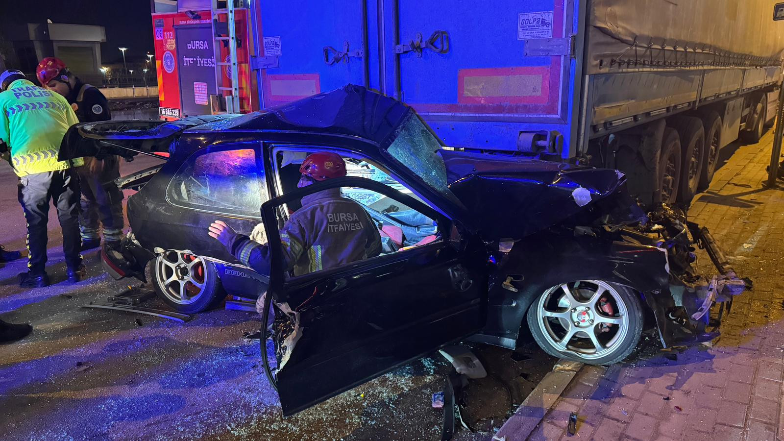 Bursa'da korkunç kaza! Otomobile ve TIR'a çarpan otomobil sürücüsü yaralandı