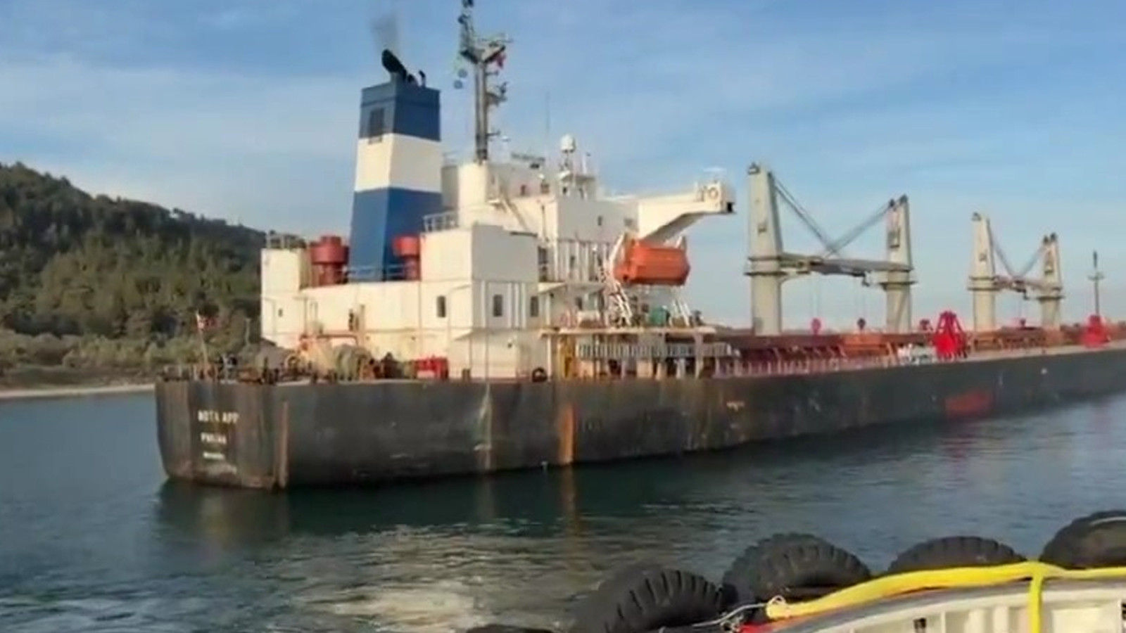 Çanakkale Boğazı'nda gemi karaya oturdu: Boğaz trafiğe kapatıldı