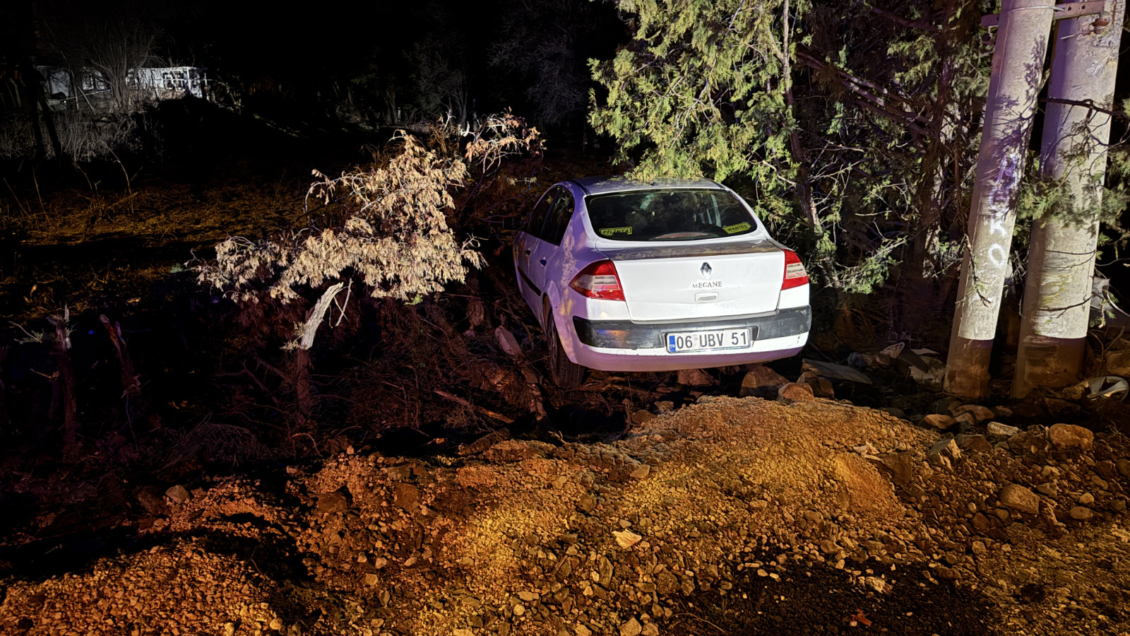 Elazığ'da yoldan çıkan otomobildeki 4 kişi yaralandı