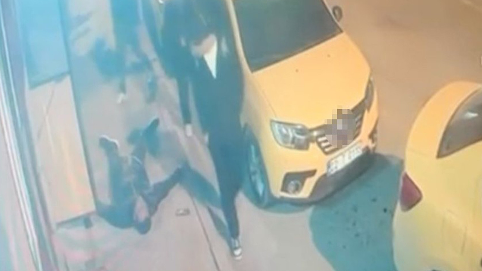 İnsanlık ölmüş dedirten olay! İnsanların gözü önünde can çekişen adam öldü