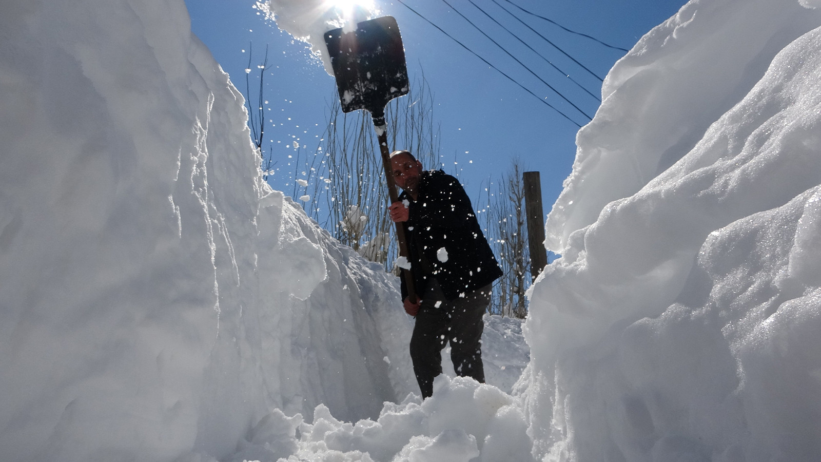 Kentte yoğun kar yağışı; kar kalınlığı 2 metreyi aştı, ulaşım tünellerden sağlanıyor