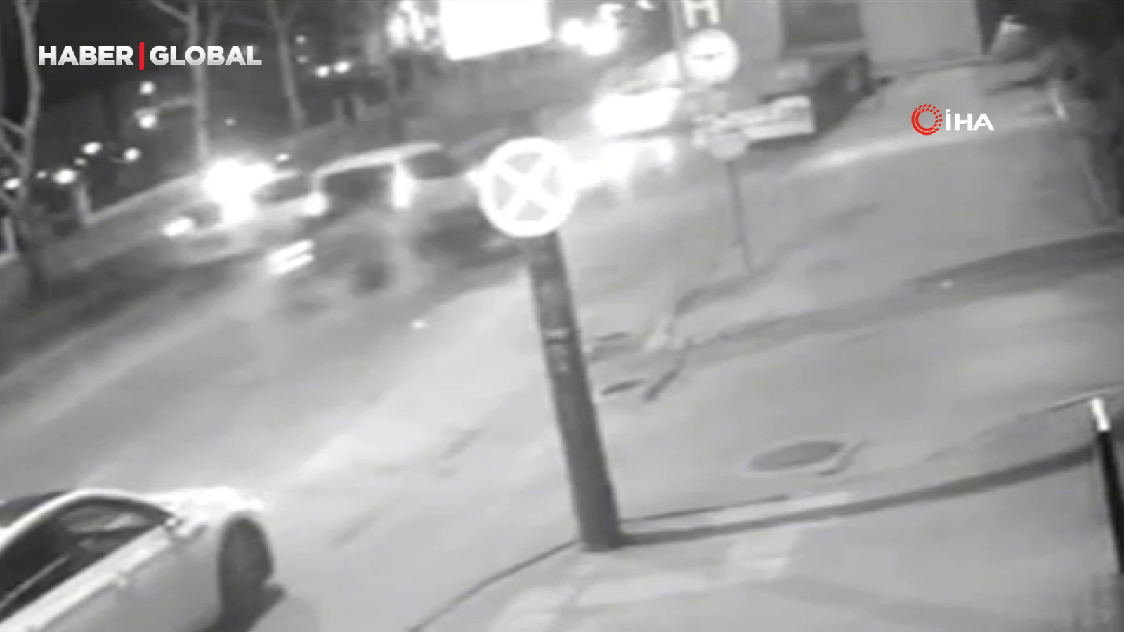 Bursa'daki feci kaza kameraya yansıdı... İkiye bölünen araçtan kurtuldu