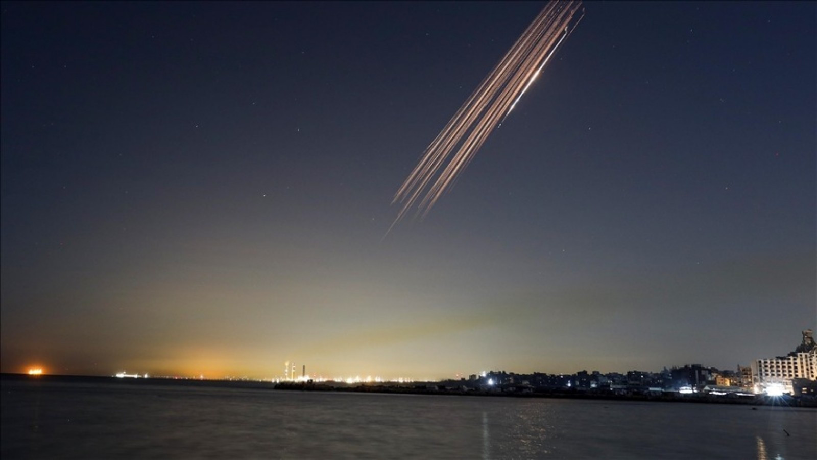 İran misilleme saldırısına başladı! İsrail'in birçok bölgesinde siren sesleri!