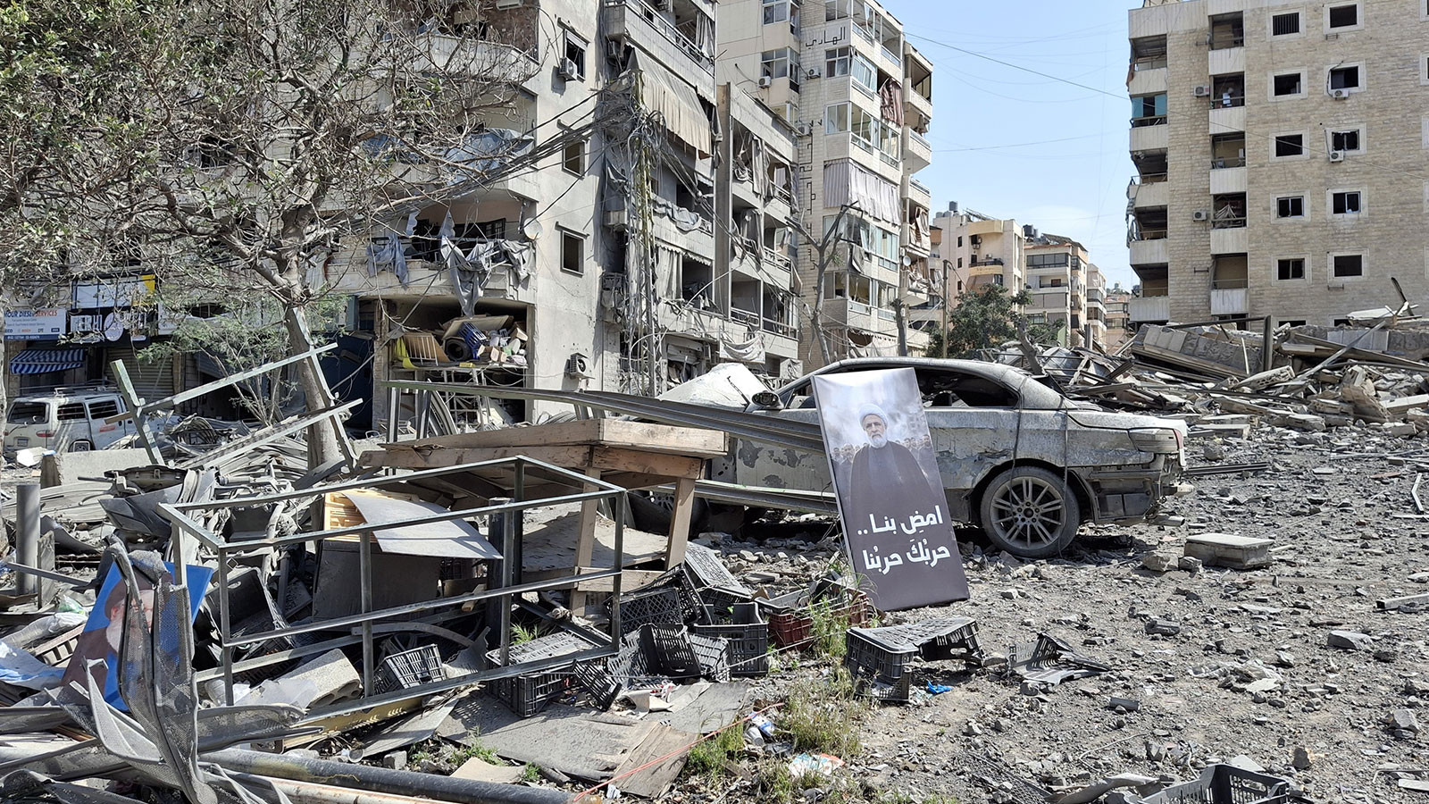 İsrail'den Lübnan'ın başkenti Beyrut'taki El-Başura bölgesine hava saldırısı