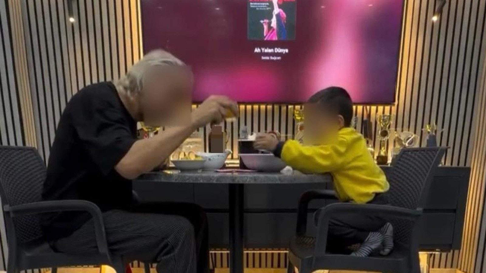 İzmir'de çocuğunu alkol masasına oturtan baba hakkında karar