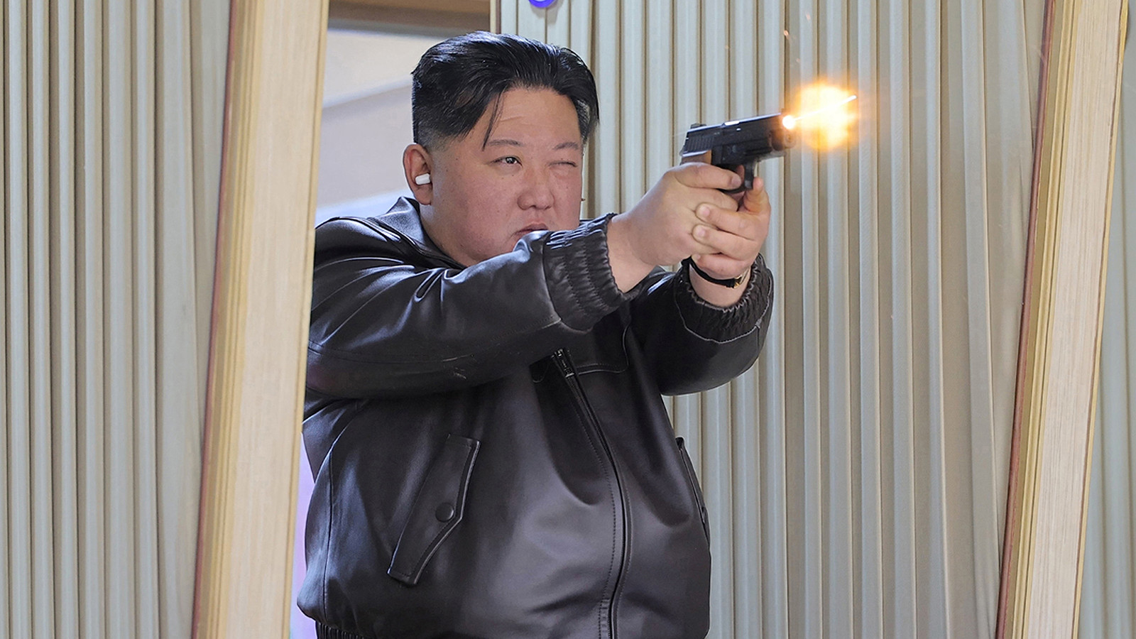 Kim Jong Un, 13 yaşındaki veliahtla silaha sarıldı!