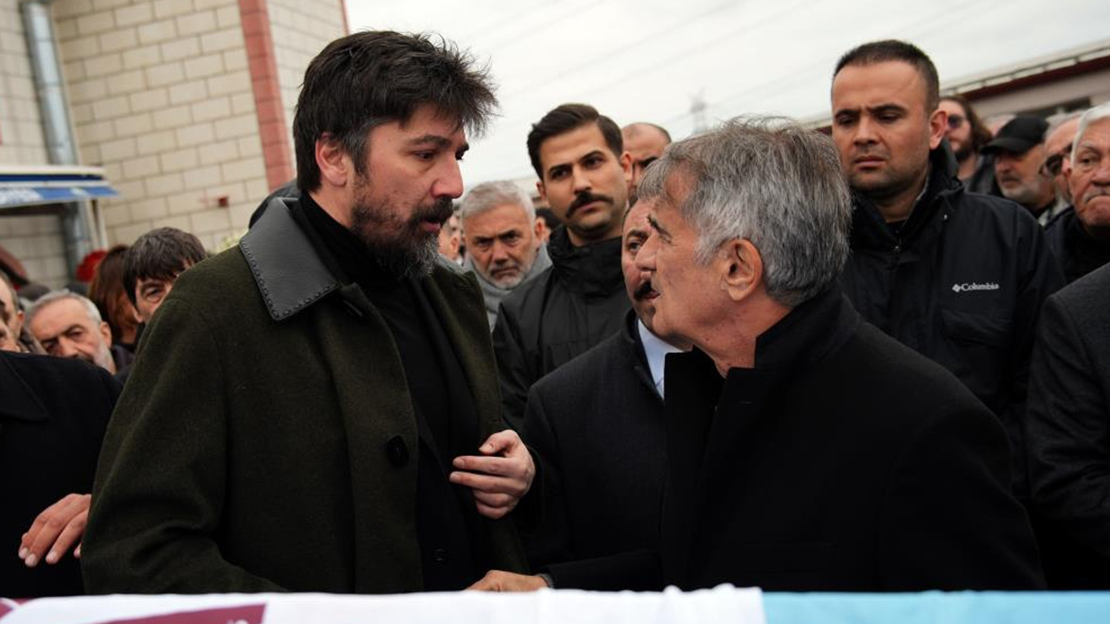 Orhan Kaynak toprağa verildi! Futbol dünyası cenazeye akın etti