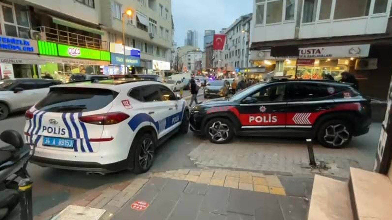 Şişli'de yolda yürüyen kadın silahlı kavgada kurşunların hedefi oldu